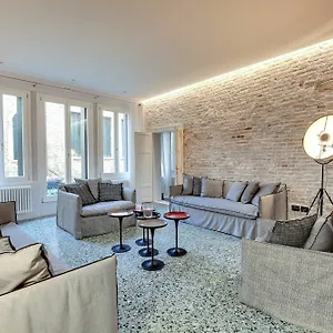 stunning-modern-apartment-in-the-heart-of-venice.hotelinveneto.com/